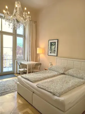 Ein Bett oder Betten in einem Zimmer der Unterkunft WOLKE, Apartment mit Balkon am Fluss, Zentrum, Parkplatz
