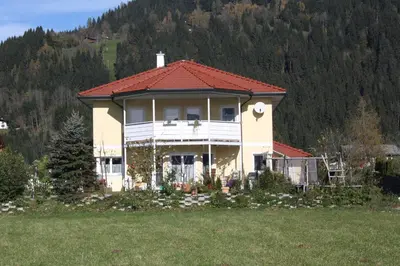 Das Gebäude in dem sich die Ferienwohnung befindet