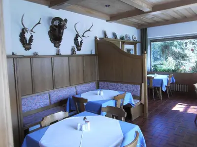 Ein Restaurant oder anderes Speiselokal in der Unterkunft Pension Salzburger Hof