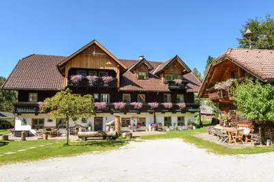Das Gebäude in dem sich der Bauernhof befindet