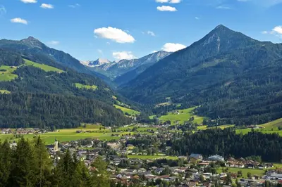 Ein allgemeiner Bergblick oder ein Berglick von der Ferienwohnung aus