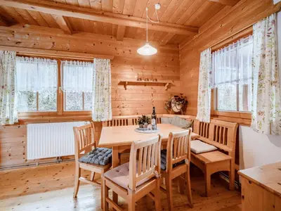 Ein Sitzbereich in der Unterkunft Chalet Simons Blockhütte by Interhome