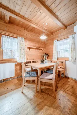 Ein Sitzbereich in der Unterkunft Chalet Simons Blockhütte by Interhome