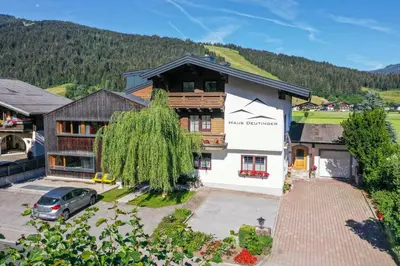 Ein allgemeiner Bergblick oder ein Berglick von des Bed & Breakfasts aus
