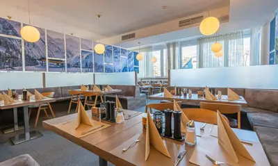 Ein Restaurant oder anderes Speiselokal in der Unterkunft Hotel Planai by Alpeffect Hotels