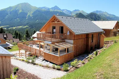 Ein allgemeiner Bergblick oder ein Berglick von des Chalets aus
