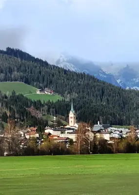 Ein allgemeiner Bergblick oder ein Berglick von der Pension aus