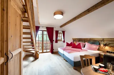 Ein Sitzbereich in der Unterkunft Ludlalm am Prebersee