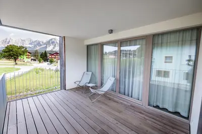 Ein allgemeiner Bergblick oder ein Berglick von des Aparthotels aus