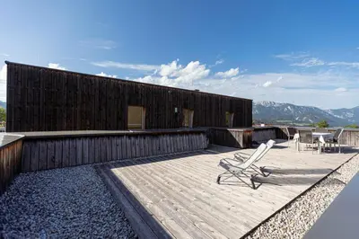 Ein allgemeiner Bergblick oder ein Berglick von des Aparthotels aus