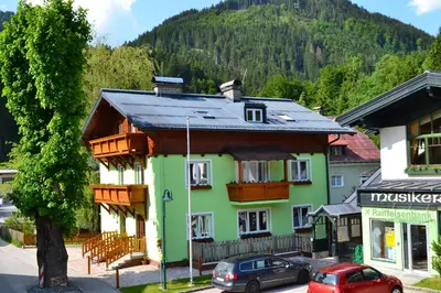 Ein allgemeiner Bergblick oder ein Berglick von des Aparthotels aus