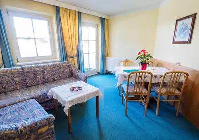 Ein Sitzbereich in der Unterkunft Aparthotel Alpina