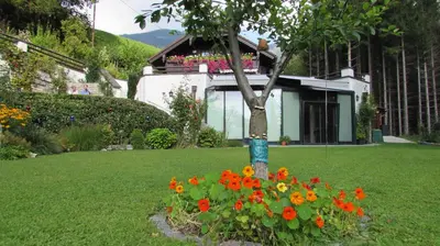 Ein Garten an der Unterkunft Haus in den Bergen