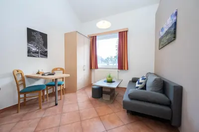 Ein Sitzbereich in der Unterkunft Apartmentdorf Flößerstube