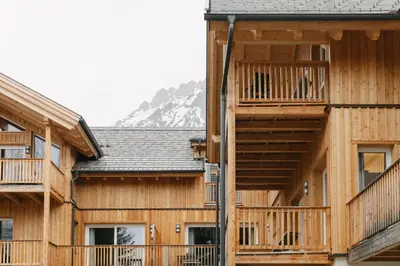 Ein allgemeiner Bergblick oder ein Berglick von des Aparthotels aus