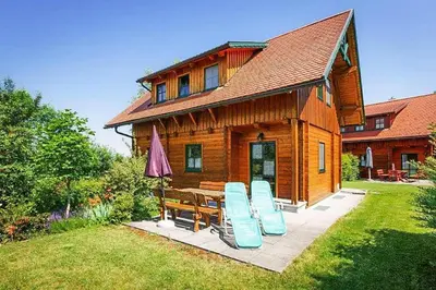 Ein Garten an der Unterkunft Chalet in Schlierbach near Ski Trails