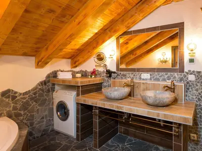 Ein Badezimmer in der Unterkunft Chalet in St Martin with Sauna & Mountain Views