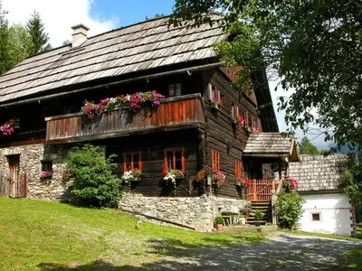 Das Gebäude in dem sich das Ferienhaus befindet