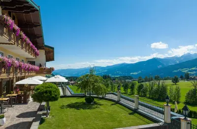 Ein allgemeiner Bergblick oder ein Berglick von des Hotels aus
