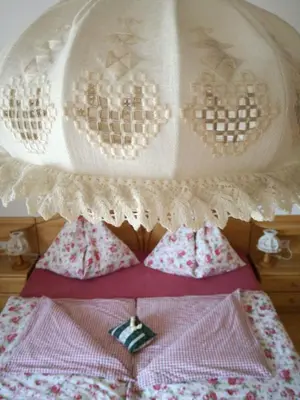 Ein Bett oder Betten in einem Zimmer der Unterkunft Ferienwohnung Sagmeister Wirtgut St. Andrä