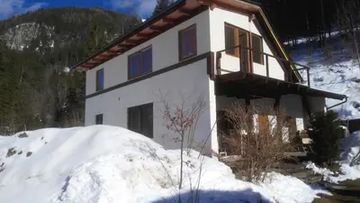 Ein allgemeiner Bergblick oder ein Berglick von des Aparthotels aus
