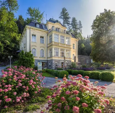 Ein Garten an der Unterkunft Villa Sonnwend National Park Lodge