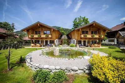 Ein Garten an der Unterkunft Chalets Wagrain