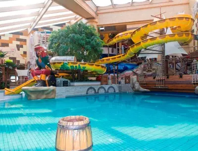 Der Swimmingpool an oder in der Nähe von FeWo Atterseeperle - 80m2 mit See- und Gebirgsblick