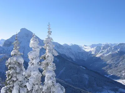 Ein allgemeiner Bergblick oder ein Berglick von der Pension aus