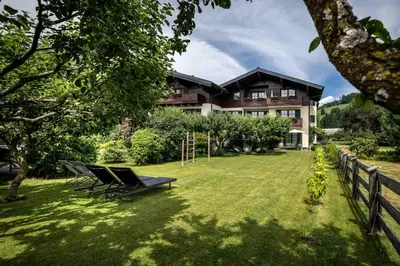 Ein Garten an der Unterkunft Pension Kreuzer