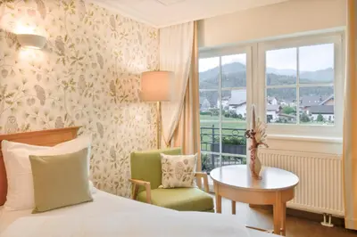 Ein Sitzbereich in der Unterkunft Waldhof Fuschlsee Resort