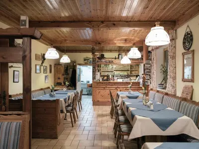 Ein Restaurant oder anderes Speiselokal in der Unterkunft Gasthof - Pension Ödsteinblick