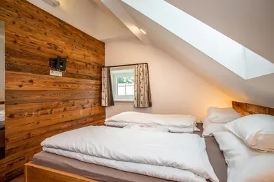 Ein Bett oder Betten in einem Zimmer der Unterkunft Naturresort FiSCHERGUT - Lodge Wolfgangthal