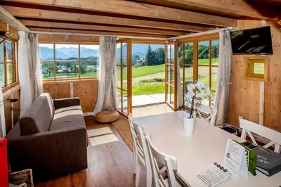 Ein Sitzbereich in der Unterkunft Naturresort FiSCHERGUT - Lodge Wolfgangthal