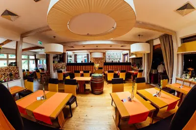 Ein Restaurant oder anderes Speiselokal in der Unterkunft Escape 18 - Pool & Sauna - 10 min to Hallstatt