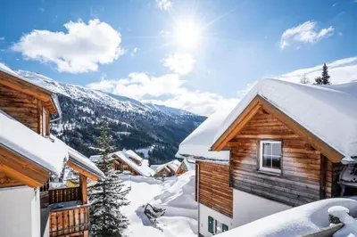 Ein allgemeiner Bergblick oder ein Berglick von des Ferienparks aus
