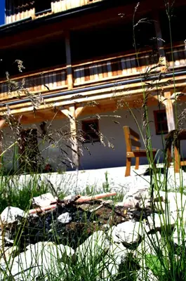 Ein Garten an der Unterkunft Lärchenhütte