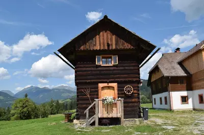 Ein allgemeiner Bergblick oder ein Berglick von des Ferienhauses aus
