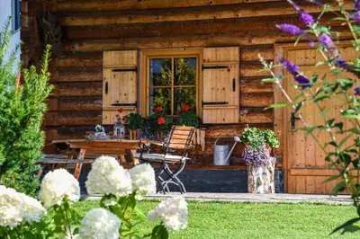 Ein Garten an der Unterkunft Almchalet Alpenflora