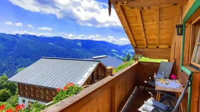 Ein allgemeiner Bergblick oder ein Berglick von des Bauernhofs aus