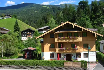 Ein allgemeiner Bergblick oder ein Berglick von der Pension aus
