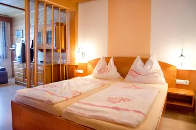 Ein Bett oder Betten in einem Zimmer der Unterkunft Gästehaus Geigenbauer