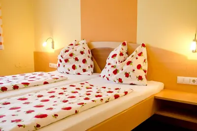 Ein Bett oder Betten in einem Zimmer der Unterkunft Gästehaus Geigenbauer