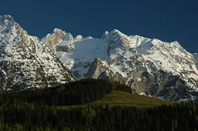 Ein allgemeiner Bergblick oder ein Berglick von des Bed & Breakfasts aus