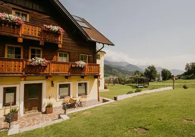 Ein allgemeiner Bergblick oder ein Berglick von des Ferienhauses aus