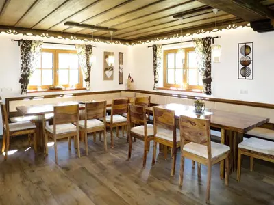 Ein Restaurant oder anderes Speiselokal in der Unterkunft Chalet Aualm-2 by Interhome