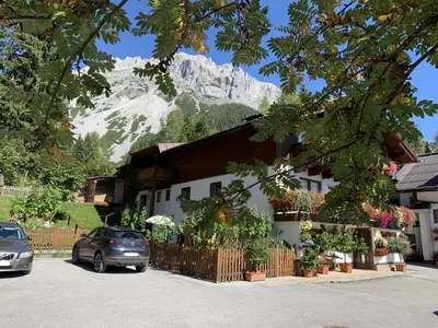 Ein allgemeiner Bergblick oder ein Berglick von der Ferienwohnung aus