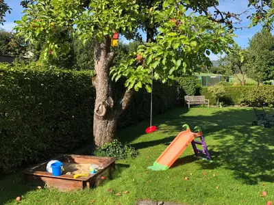 Ein Garten an der Unterkunft Ferienhaus Alpennest