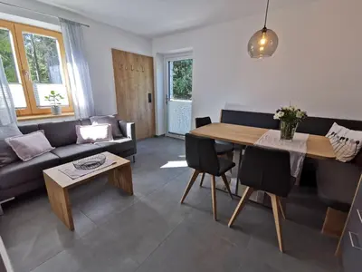 Ein Sitzbereich in der Unterkunft Ferienwohnung Hirscher