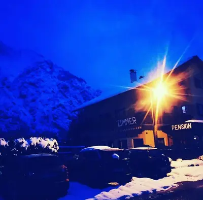 Ein allgemeiner Bergblick oder ein Berglick von der Pension aus